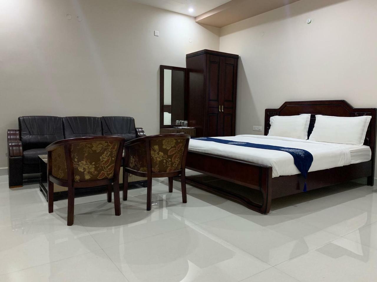 Jnr Grand Hotel Madanapalle Luaran gambar